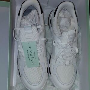 NWT Easy Spirit Evolve Beaker White and Black Athletic Shoes Size 10M